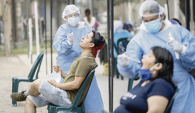 Prioridad. Urge que el nuevo Gobierno extienda el número de pruebas moleculares en todo el país para rastrear los contagios. Foto: Antonio Melgarejo / La República