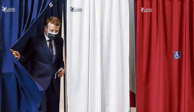 Desgastado. El presidente Emmanuel Macron participó del proceso en el colegio electoral de Le Touquet.  Foto: AFP