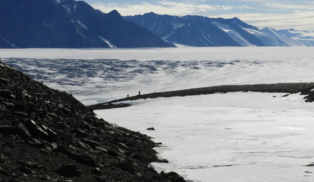 Dos miembros del equipo de científicos se dirigen a recolectar muestras de las montañas Transantárticas. Foto: Noah Fierer