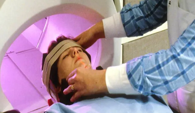 Un médico prepara a una paciente para someterse a una resonancia magnética. Se siguen estudiando los daños que ocasiona la COVID-19 en el cerebro. Foto: NCI / Unsplash
