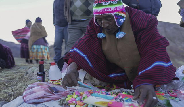Los indígenas aymaras participan en la celebración del Año Nuevo Andino en Pinaya, 72 km al este de La Paz (Bolivia). Foto: AFP
