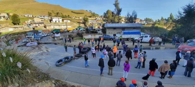 Con llantas en la carretera los pobladores protestan contra Boroo. Foto: Facebook Andina Noticias Santiago de Chuco