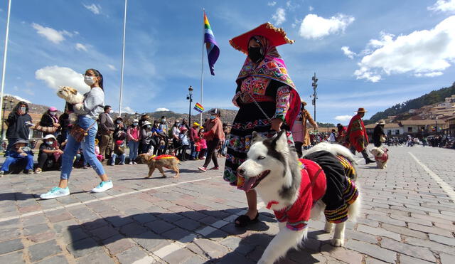 Propietarios de los canes usaron ponchos para sumarse a la actividad. Foto: MPC