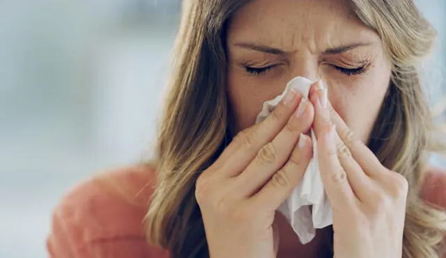 Los estornudos se han identificado como un signo de COVID-19 en vacunados. Foto: difusión