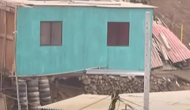 La vivienda registra un hueco en la base. Foto: captura de Panamericana Televisión