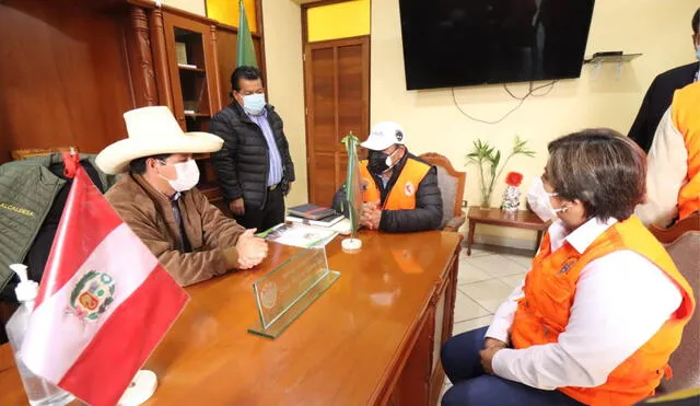 Pedro Castillo conversa con la alcaldesa de Mala luego del sismo. Foto: José Cristóbal / La República