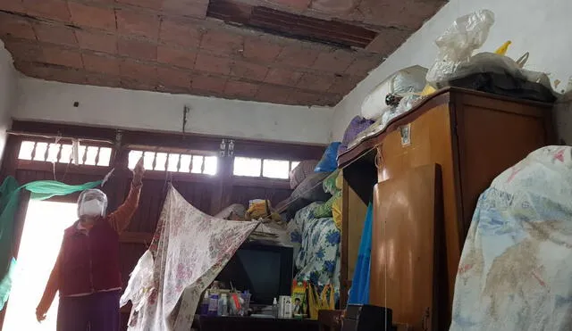 Ancianos piden ayuda a las autoridades, ya que su vivienda sufrió la rotura del techo. Foto: César Zorrilla / URPI-LR