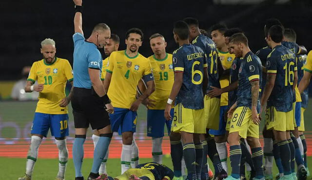 Este hecho ocurrió en el minuto 77, tiempo en el que la pelota rebotó en el réferi argentino tras un intento de pase de Neymar. Foto: AFP