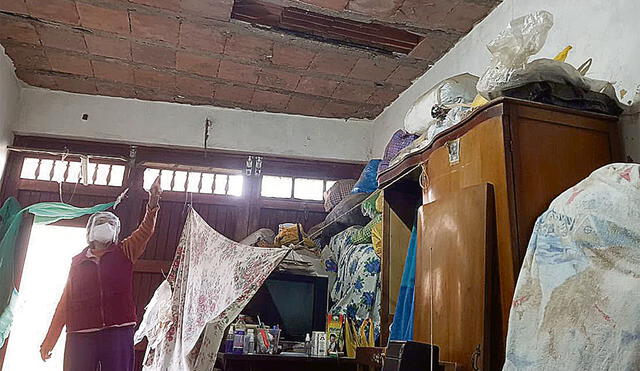Se salvaron. Bertha y su esposo José mostraron el daño registrado en el techo de su casa en Mala. Foto: César Zorrilla/La República