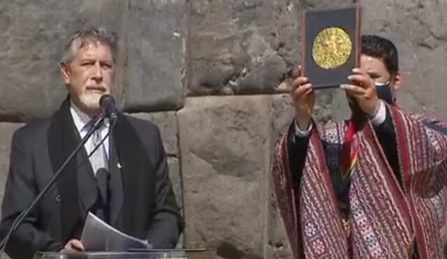 Jefe de Estado entregó escudo a alcalde de Cusco, Victor Boluarte. Foto: captura de TV Perú