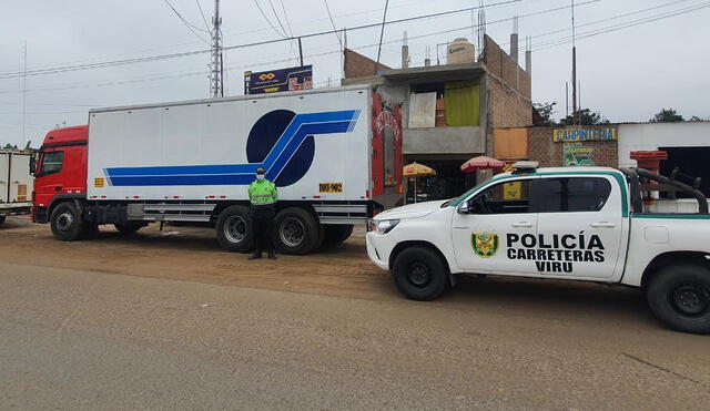 La Policía de Carreteras custodia el camión donde se escondían las redes robadas. Foto: PNP