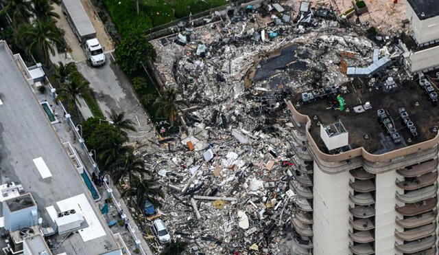 Vista exterior del edificio de 12 pisos derrumbado parcialmente en la ciudad de Surfside, al norte de Miami Beach. Foto: AFP