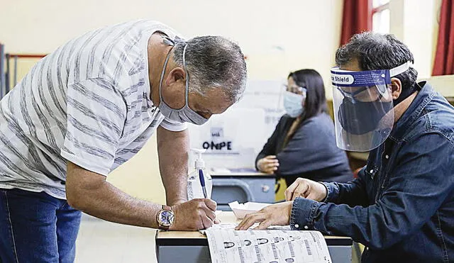 El dato. El fujimorismo y aliados alegan un "fraude en mesa" para revertir los resultados. Pero ayer, la OEA, la UE y Canadá respaldaron la limpieza del proceso electoral del domingo 6. Foto: Andina