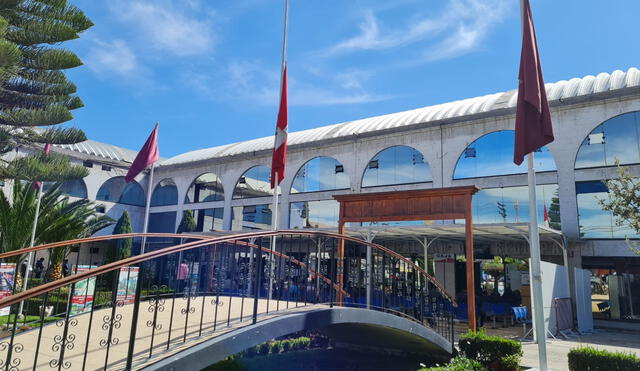 En la Municipalidad de Arequipa izaron las banderas a media asta, en señal de luto.