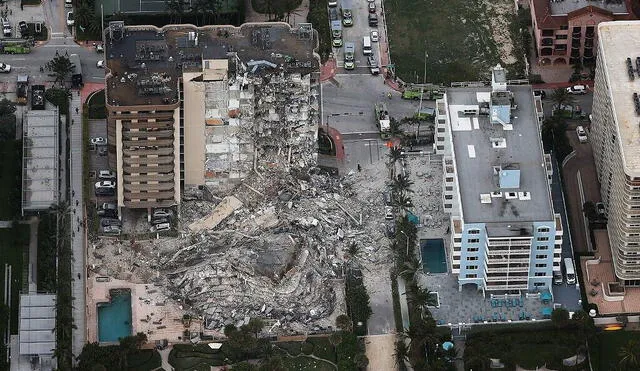 Un despacho de abogados presentó el jueves 24 de junio lo que sería la primera demanda contra la Asociación de Condominios Champlain Towers por el derrumbe del edificio en Surfside, Miami. Foto: Joe Raedle/Getty Images/AFP
