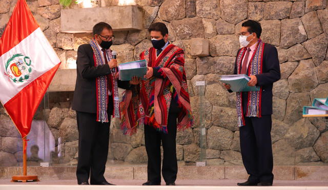 Documentación sobre el nuevo proyecto de agua para Cusco fue entregada al alcalde Víctor Boluarte. Foto: SedaCusco