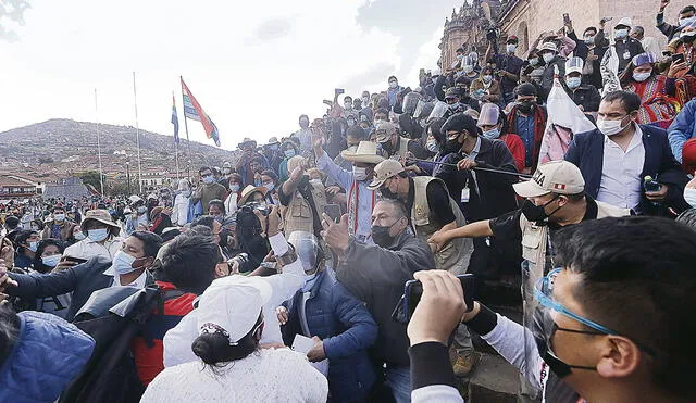 Algarabía. Una multitud de personas recibió a Pedro Castillo en la ciudad del Cusco, región donde ganó electoralmente.  Foto: Oswald Charca/La República
