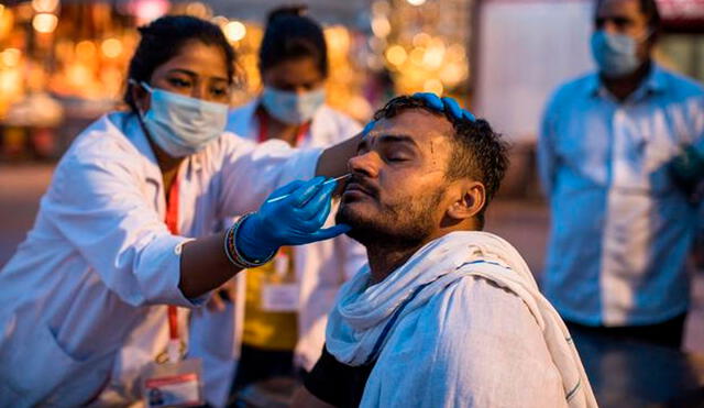 Expertos de la Organización Mundial de la Salud (OMS) resaltaron la importancia de llevar mascarillas, incluso los vacunados, para evitar un nuevo rebrote de coronavirus. Foto: AFP