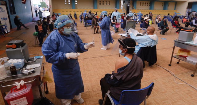 Esta semana se inició la vacunación de mayores de 50 años en Arequipa. Foto: Oswald Charca / La República