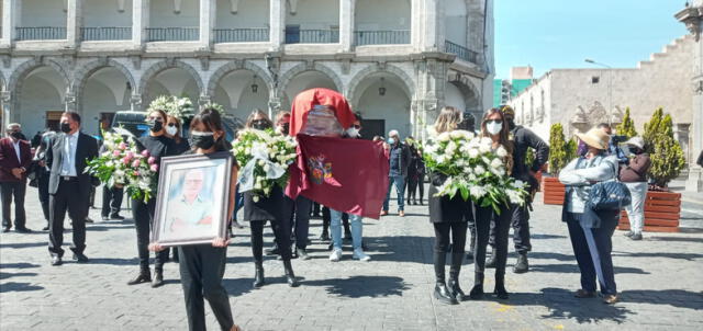 Familiares recorrieron en hombros los restos del fallecido político por la Plaza de Armas de Arequipa. Foto: radio Yaraví