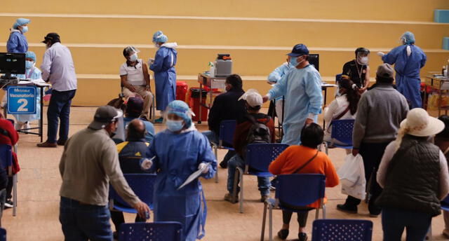 El último sábado se inmunizó a las personas rezagadas de 50 a 59 años. Foto: Oswald Charca / La República