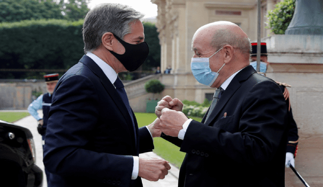 El Ministro de Relaciones Exteriores francés Jean-Yves Le Drian se topa con el puño del Secretario de Estado de los Estados Unidos Antony Blinken cuando llega a una reunión en el Quai d'Orsay en París, Francia. Foto: EFE
