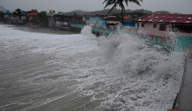 El litoral de Baracoa suele ser afectado por intensos oleajes, por lo que su población está prevenida sobre ese riesgo. Foto: Juventud rebelde / Leonel Escalona