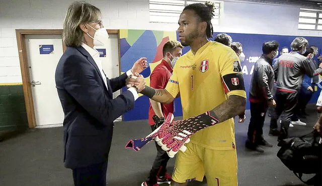 Contento. El saludo del ‘Tigre’ y el arquero Pedro Gallese en el camerino tras el pitazo final. Foto: difusión