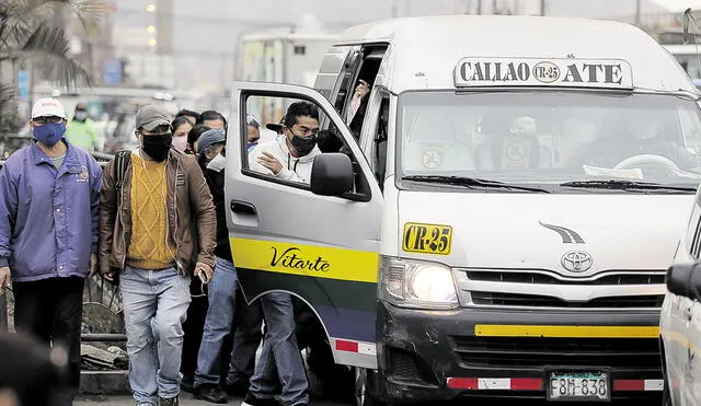 No más desorden. A menos de un mes para que concluya su gestión, el parlamentario Luis Simeón pretende beneficiar a combis. Foto: Jhon Reyes / La República