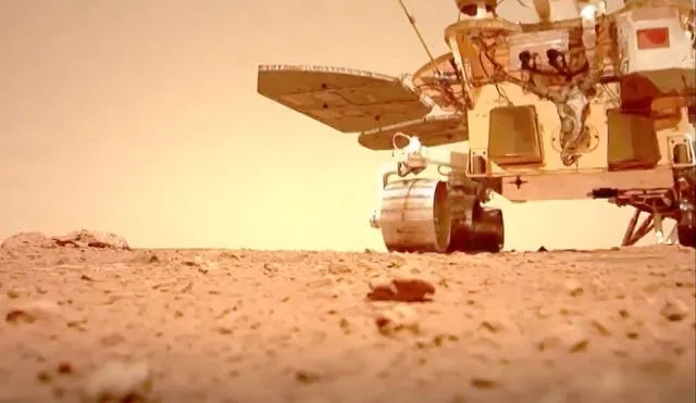 El rover Zhurong recorre la superficie de Marte. Foto: captura de video CNSA