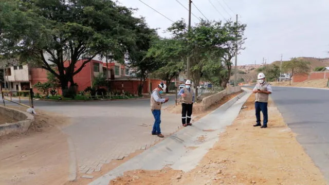 Representantes del Colegio de Ingenieros de Talara inspeccionan obras en la vía La Costanera. Foto: difusión