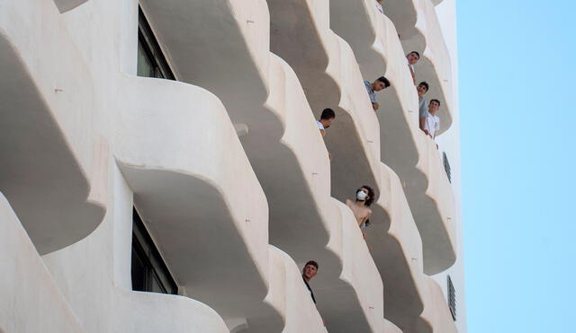 Varios de los jóvenes permanecen en aislamiento en el hotel Palma Bellver de Palma, al tener relación directa o indirecta con el brote por COVID-19 de un viaje de estudios en Mallorca. Foto: EFE