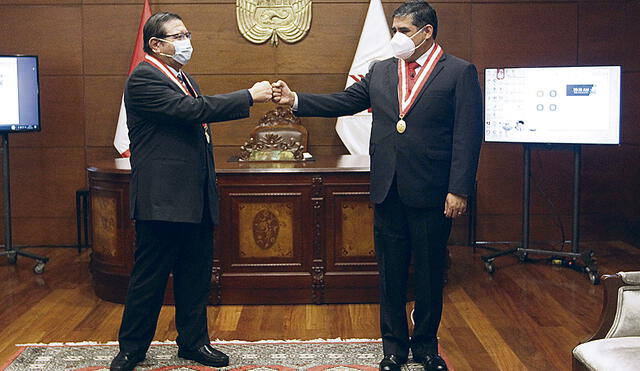 Así quedaría: sustituto. El presidente Jorge Salas saluda a Víctor Rodríguez después de su juramentación el sábado 26. Foto: JNE