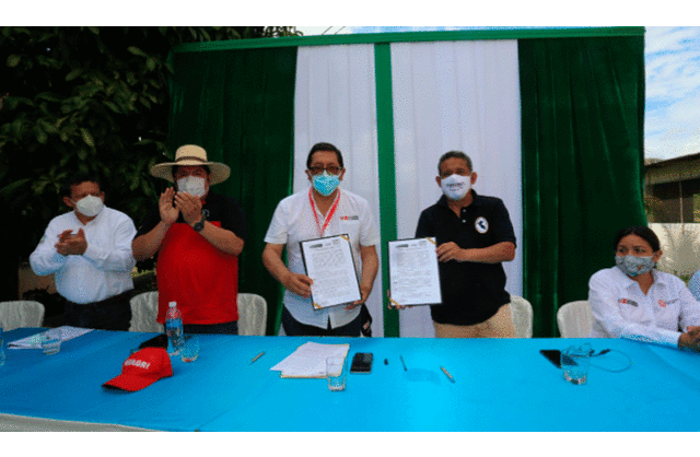 Las autoridades se comprometieron en apoyar el desarrollo de la agricultura familiar. Foto: Gobierno Regional de Cajamarca