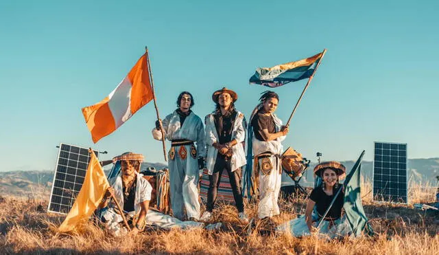 De izquierda a derecha. 'Jawar', Ryan, Tayta Bird, 'Maco' y Nataly, músicos y performers que realizan experiencias musicales silenciosas en las montañas del Cusco con folclore futurista. Foto: Tayta Bird