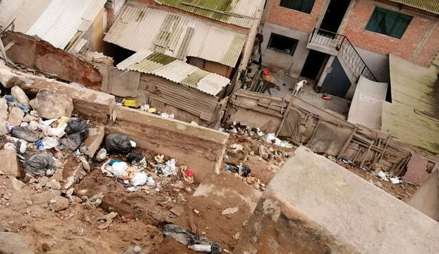 Restos podrían caer sobre las casas de cuatro familias. Foto: Whatsapp de La República