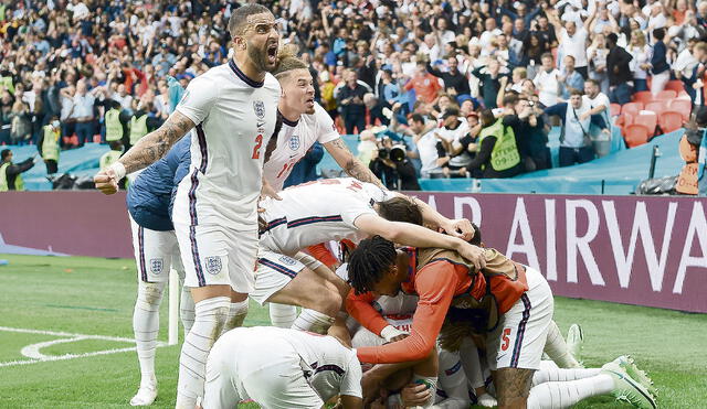 El festejo. El grito desaforado de Kyle Walker durante la celebración del gol de Harry Kane, quien está tendido en el campo. Foto: AFP