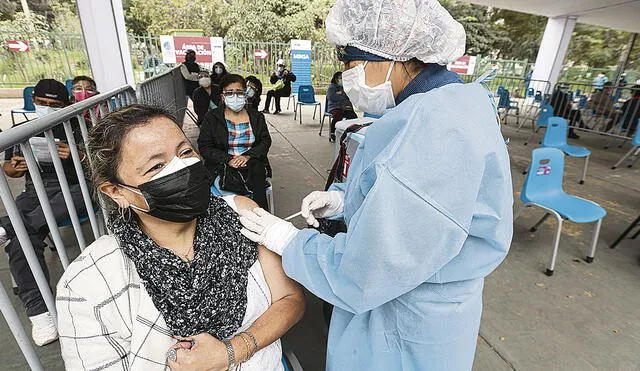 En orden. La inmunización de los mayores de 50 años avanza en Lima y las regiones. La próxima semana se ampliarán los vacunatorios con más personal. Foto: difusión