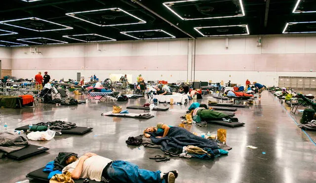 Grupo de personas en un “centro de refrigeración” de Portland, en el estado estadounidense de Oregón, golpeado al igual que Canadá por una ola de calor. Foto: AFP
