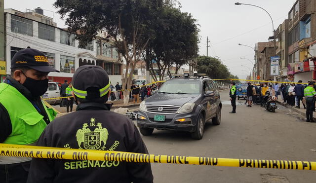 Policías y serenos cerraron parte de la vía a la espera del fiscal que ordene el levantamiento del cadáver. Foto: Joel Robles / URPI-LR