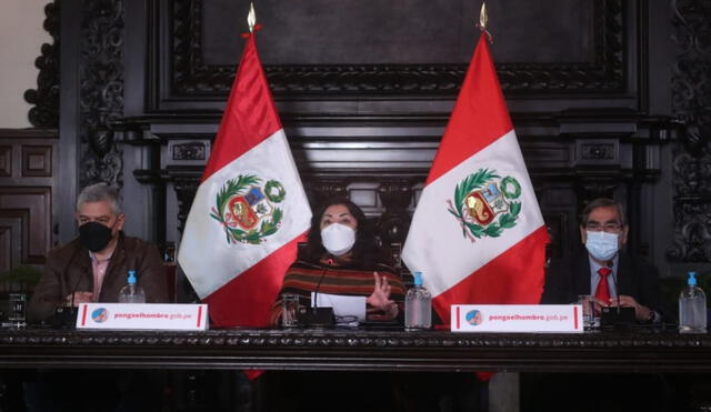 La titular de la Presidencia del Consejo de Ministros, Violeta Bermúdez, junto a los ministros José Elice (Interior) y Óscar Ugarte (Salud). Foto: PCM