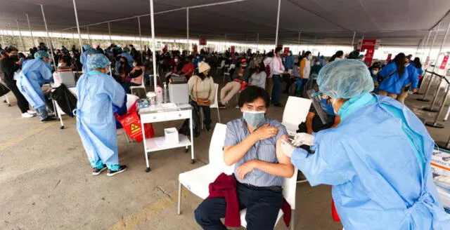 Ministro Ugarte proyecta que a mediados de julio vacunarían a personas mayores de 40 años gracias a llegada de más dosis. Foto: Minsa