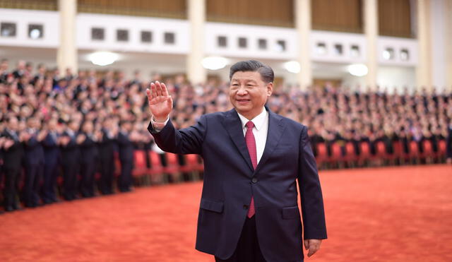 El presidente de China, Xi Jinping, saluda en el acto de aniversario del Partido Comunista de China. Foto: EFE/XINHUA