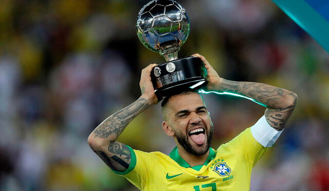 Entre los títulos ganados por Dani Alves están dos Copas América (2007 y 2019) con Brasil. Foto: EFE