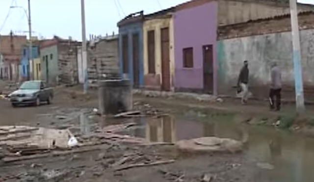 Gran cantidad de barro y desmonte de basura en Jirón Loreto. Foto: captura de Panamericana Televisión