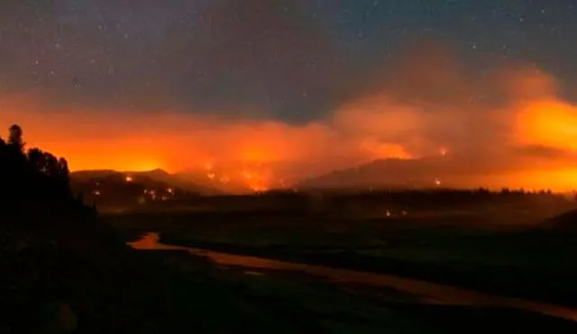 Se emitieron avisos de evacuación para grandes áreas de un condado de California donde un gigantesco incendio arrasó más de 8.000 hectáreas. Foto: AFP