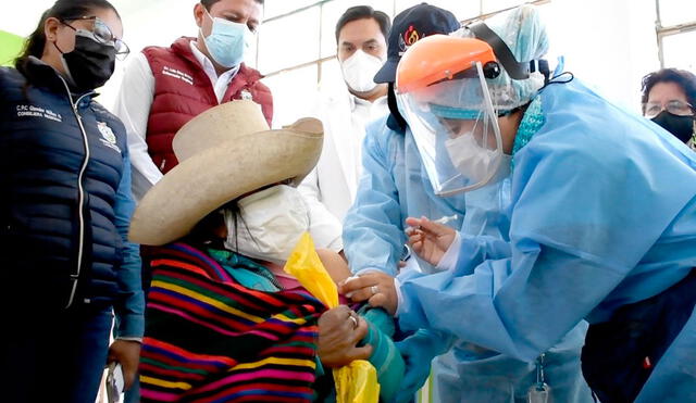 Autoridades y personal de salud participan en vacunación de ciudadanos de Incahuasi. Foto: Geresa