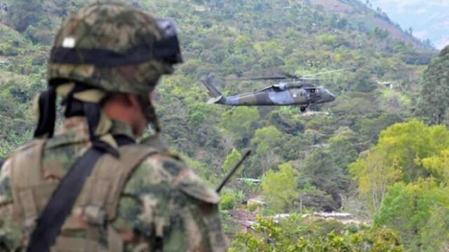 Después de los combates, hombres del Ejército tomaron el control de la zona. Foto: Ejército colombiano