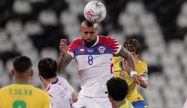 Arturo Vidal disputa un balón al aire en el Chile vs. Brasil. Foto: Copa América