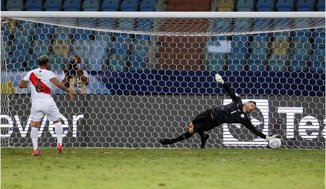 Miguel Trauco marca el gol de la clasificación de la selección peruana a semifinal de la Copa América 2021. Foto: EFE.